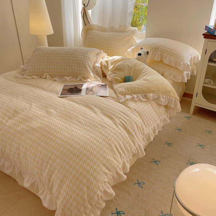 91家纺网 家纺一手货源 找家纺 轻奢坊 2025新款牛奶绒千鸟格烂花花边款四件套-场景一 奶酪黄