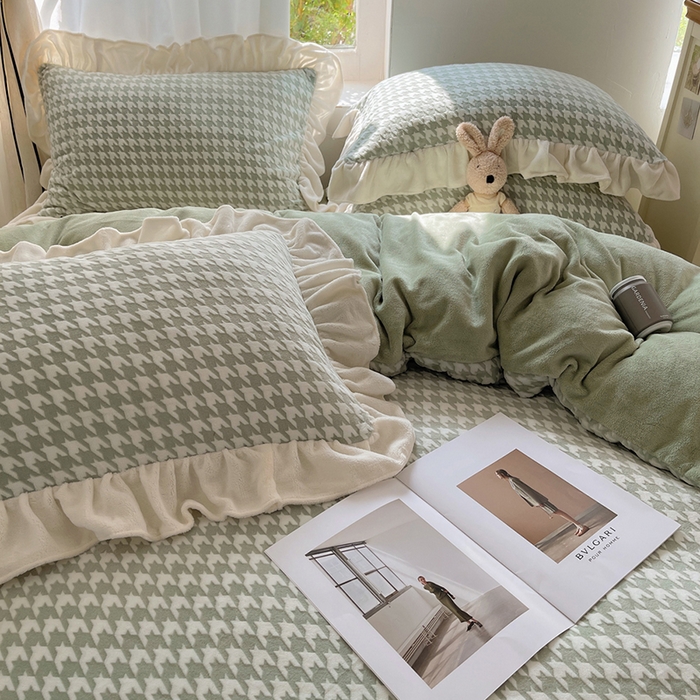 91家纺网 家纺一手货源 找家纺 轻奢坊 2025新款牛奶绒千鸟格烂花花边款四件套-场景一 奶酪绿