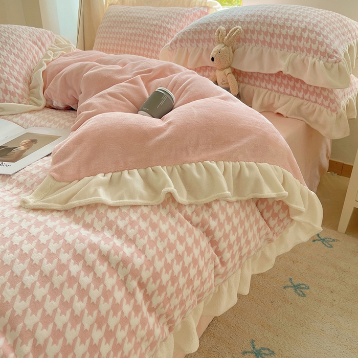 91家纺网 家纺一手货源 找家纺 轻奢坊 2025新款牛奶绒千鸟格烂花花边款四件套-场景一 奶酪粉