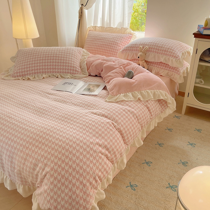 91家纺网 家纺一手货源 找家纺 轻奢坊 2025新款牛奶绒千鸟格烂花花边款四件套-场景一 奶酪粉