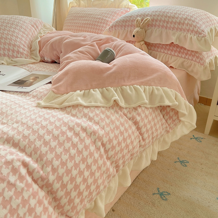 91家纺网 家纺一手货源 找家纺 轻奢坊 2025新款牛奶绒千鸟格烂花花边款四件套-场景一 奶酪粉