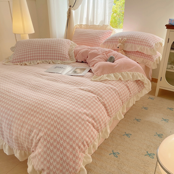 91家纺网 家纺一手货源 找家纺 轻奢坊 2025新款牛奶绒千鸟格烂花花边款四件套-场景一 奶酪粉