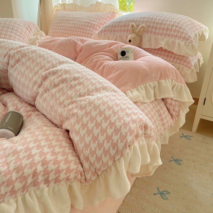 91家纺网 家纺一手货源 找家纺 轻奢坊 2025新款牛奶绒千鸟格烂花花边款四件套-场景一 奶酪粉