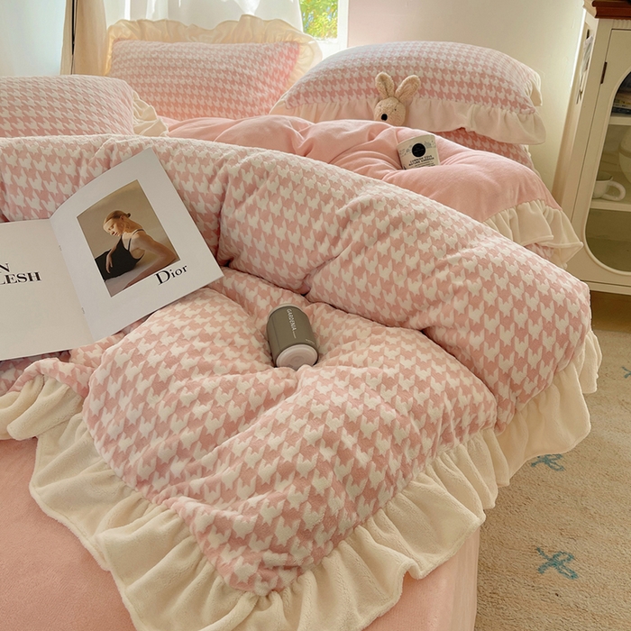 91家纺网 家纺一手货源 找家纺 轻奢坊 2025新款牛奶绒千鸟格烂花花边款四件套-场景一 奶酪粉