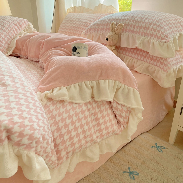 91家纺网 家纺一手货源 找家纺 轻奢坊 2025新款牛奶绒千鸟格烂花花边款四件套-场景一 奶酪粉