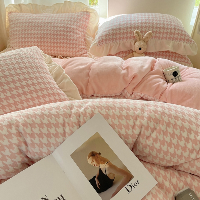 91家纺网 家纺一手货源 找家纺 轻奢坊 2025新款牛奶绒千鸟格烂花花边款四件套-场景一 奶酪粉