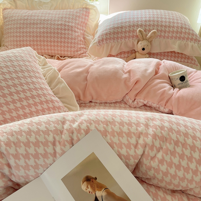 91家纺网 家纺一手货源 找家纺 轻奢坊 2025新款牛奶绒千鸟格烂花花边款四件套-场景一 奶酪粉