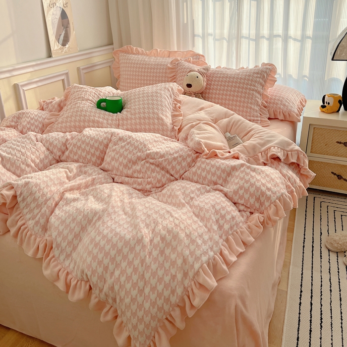 91家纺网 家纺一手货源 找家纺 （总）轻奢坊 2025新款牛奶绒千鸟格烂花花边款四件套-场景一