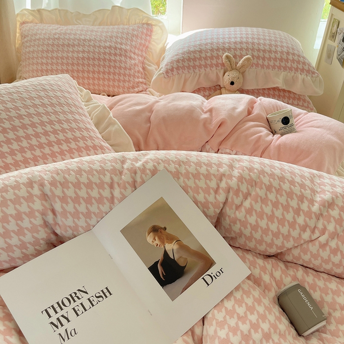 91家纺网 家纺一手货源 找家纺 轻奢坊 2025新款牛奶绒千鸟格烂花花边款四件套-场景一 奶酪粉