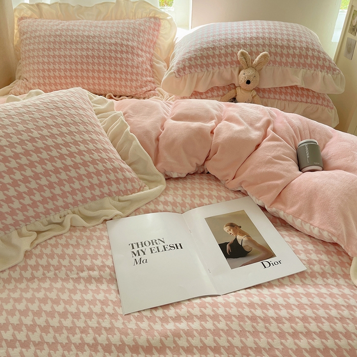 91家纺网 家纺一手货源 找家纺 轻奢坊 2025新款牛奶绒千鸟格烂花花边款四件套-场景一 奶酪粉