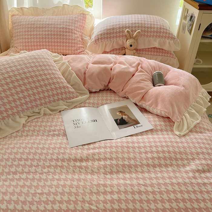 91家纺网 家纺一手货源 找家纺 轻奢坊 2025新款牛奶绒千鸟格烂花花边款四件套-场景一 奶酪粉