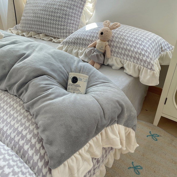 91家纺网 家纺一手货源 找家纺 轻奢坊 2025新款牛奶绒千鸟格烂花花边款四件套-场景一 奶酪灰