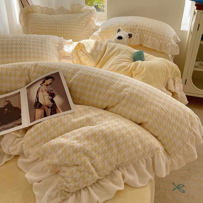 91家纺网 家纺一手货源 找家纺 轻奢坊 2025新款牛奶绒千鸟格烂花花边款四件套-场景一 奶酪黄