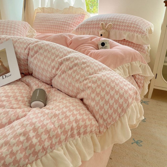 91家纺网 家纺一手货源 找家纺 轻奢坊 2025新款牛奶绒千鸟格烂花花边款四件套-场景一 奶酪粉