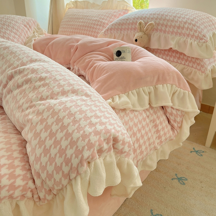 91家纺网 家纺一手货源 找家纺 （总）轻奢坊 2025新款牛奶绒千鸟格烂花花边款四件套-场景一