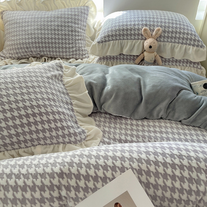 91家纺网 家纺一手货源 找家纺 轻奢坊 2025新款牛奶绒千鸟格烂花花边款四件套-场景一 奶酪灰