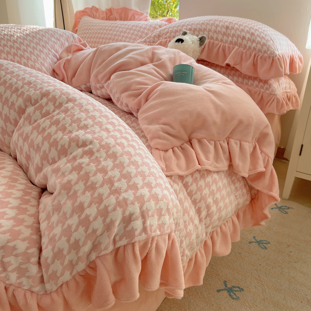 91家纺网 家纺一手货源 找家纺 （总）轻奢坊 2025新款牛奶绒千鸟格烂花花边款四件套-场景一