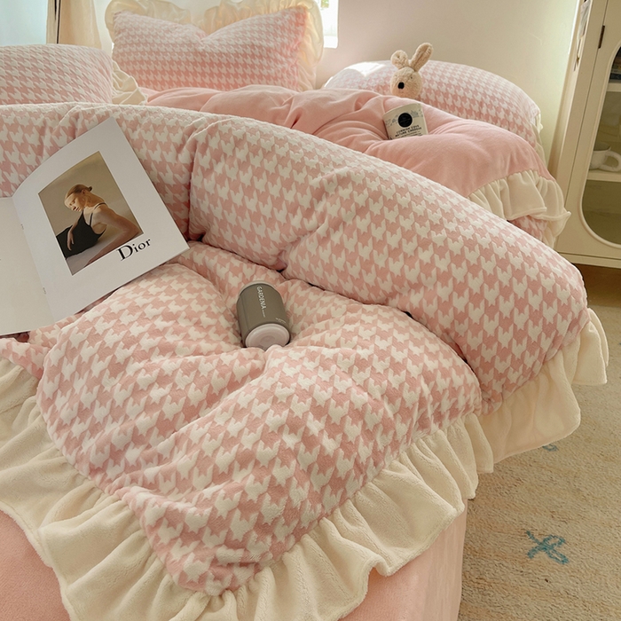 91家纺网 家纺一手货源 找家纺 轻奢坊 2025新款牛奶绒千鸟格烂花花边款四件套-场景一 奶酪粉