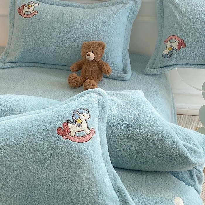 91家纺网 家纺一手货源 找家纺 萝莉家纺 2025新款加厚泰迪绒毛巾绣四件套 小木马水兰
