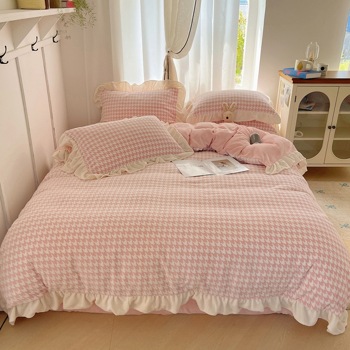 91家纺网 家纺一手货源 找家纺 轻奢坊 2025新款牛奶绒千鸟格烂花花边款四件套-场景一 奶酪粉