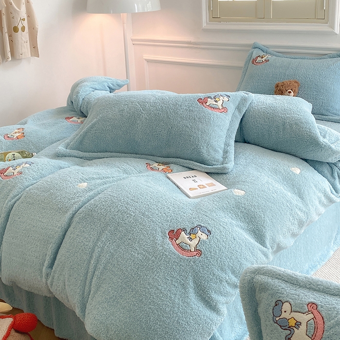 91家纺网 家纺一手货源 找家纺 萝莉家纺 2025新款加厚泰迪绒毛巾绣四件套 小木马水兰