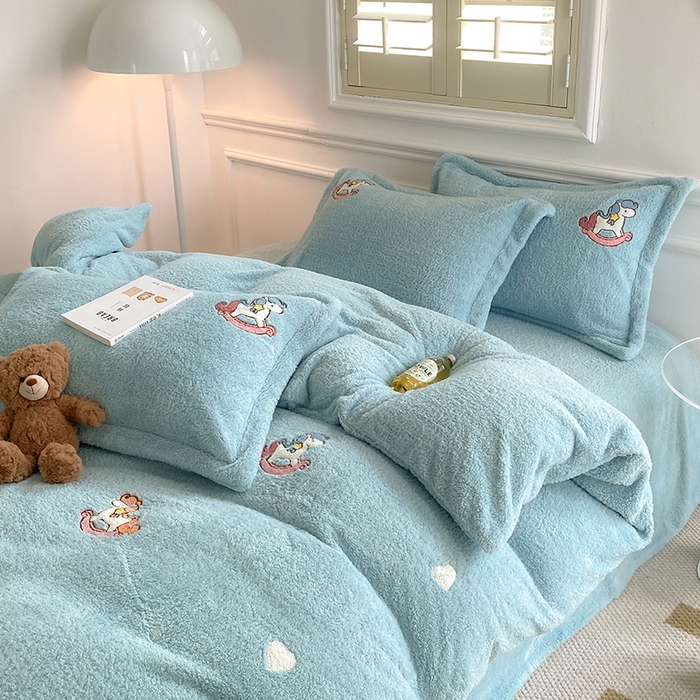 91家纺网 家纺一手货源 找家纺 萝莉家纺 2025新款加厚泰迪绒毛巾绣四件套 小木马水兰