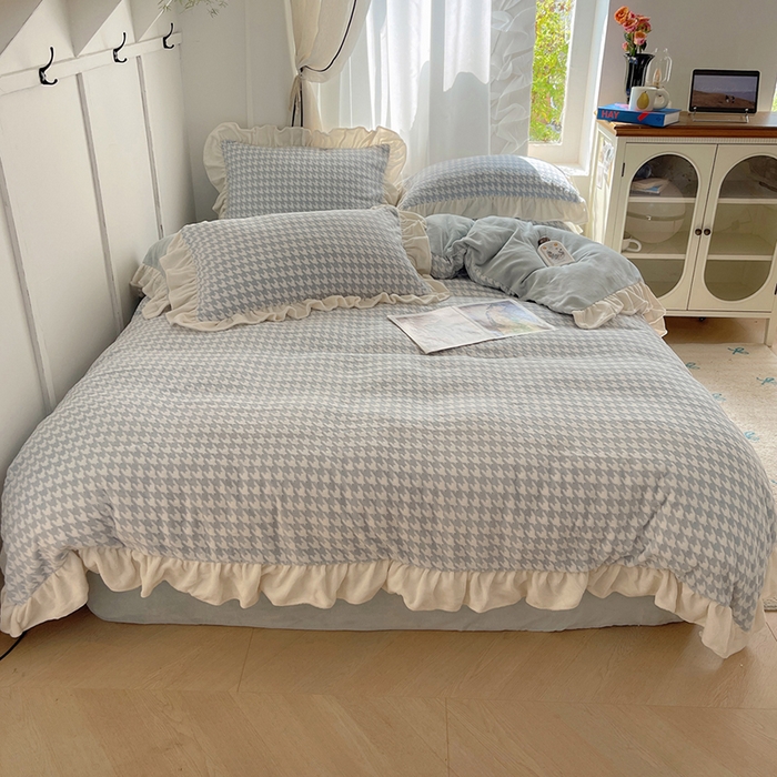 91家纺网 家纺一手货源 找家纺 轻奢坊 2025新款牛奶绒千鸟格烂花花边款四件套-场景一 奶酪蓝