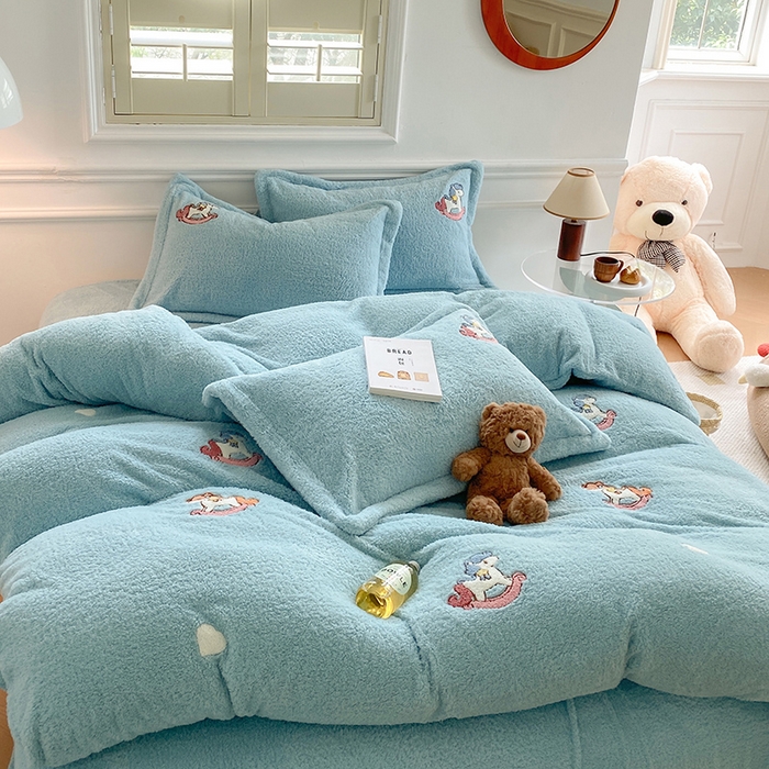 91家纺网 家纺一手货源 找家纺 萝莉家纺 2025新款加厚泰迪绒毛巾绣四件套 小木马水兰