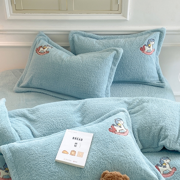 91家纺网 家纺一手货源 找家纺 萝莉家纺 2025新款加厚泰迪绒毛巾绣四件套 小木马水兰