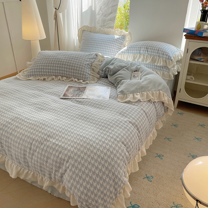 91家纺网 家纺一手货源 找家纺 轻奢坊 2025新款牛奶绒千鸟格烂花花边款四件套-场景一 奶酪蓝