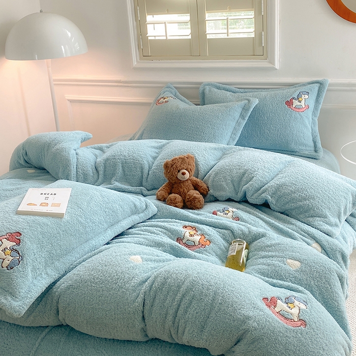 91家纺网 家纺一手货源 找家纺 萝莉家纺 2025新款加厚泰迪绒毛巾绣四件套 小木马水兰