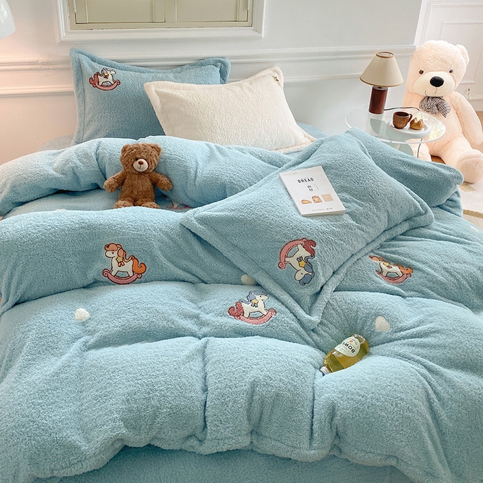 91家纺网 家纺一手货源 找家纺 萝莉家纺 2025新款加厚泰迪绒毛巾绣四件套 小木马水兰