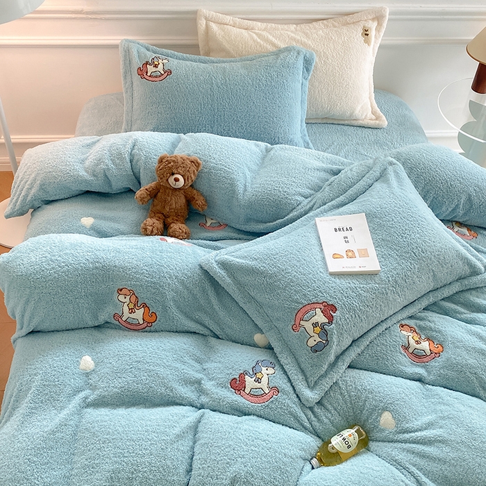 91家纺网 家纺一手货源 找家纺 萝莉家纺 2025新款加厚泰迪绒毛巾绣四件套 小木马水兰