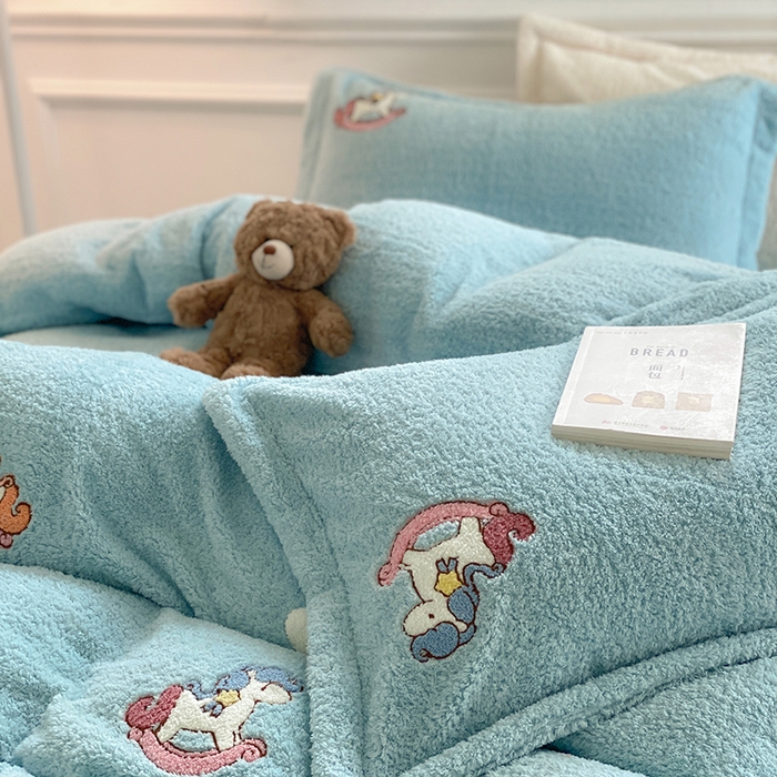 91家纺网 家纺一手货源 找家纺 萝莉家纺 2025新款加厚泰迪绒毛巾绣四件套 小木马水兰