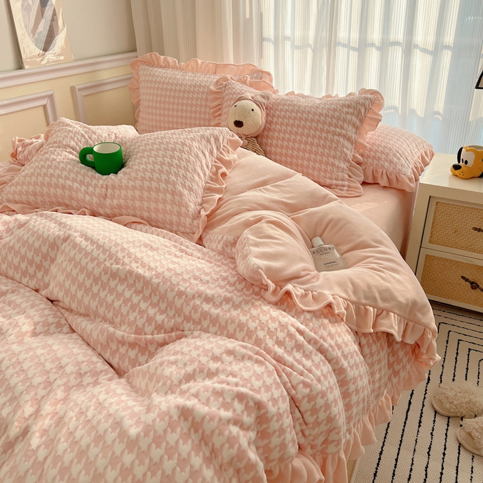 91家纺网 家纺一手货源 找家纺 （总）轻奢坊 2025新款牛奶绒千鸟格烂花花边款四件套-场景一