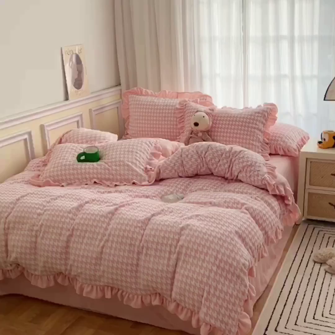 91家纺网 家纺一手货源 找家纺 （总）轻奢坊 2025新款牛奶绒千鸟格烂花花边款四件套-场景一