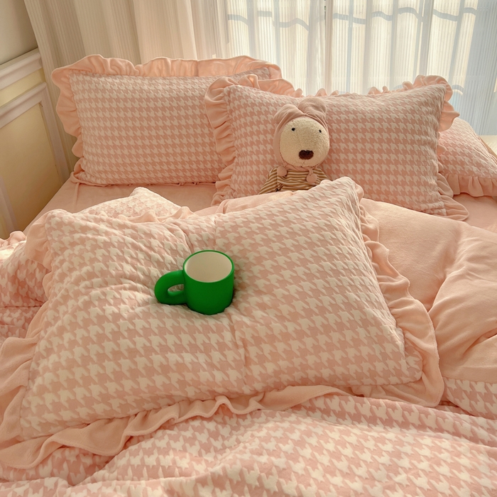 91家纺网 家纺一手货源 找家纺 （总）轻奢坊 2025新款牛奶绒千鸟格烂花花边款四件套-场景一