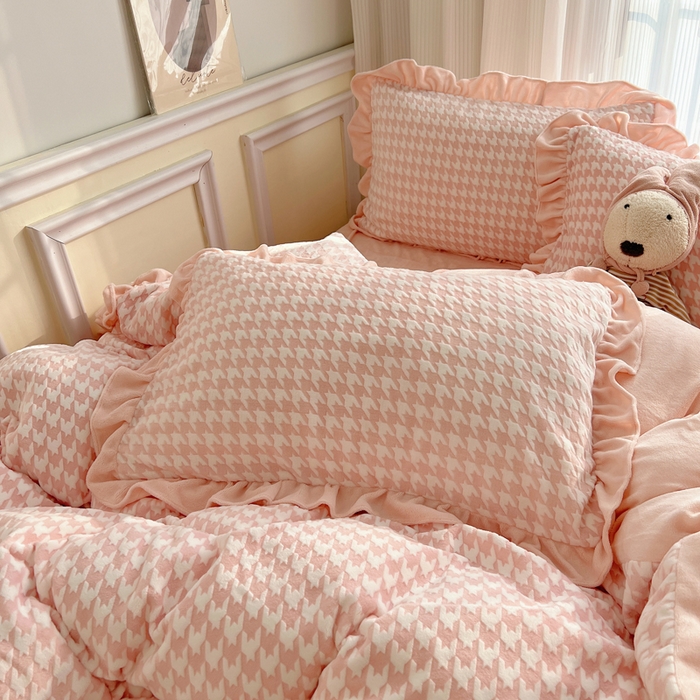 91家纺网 家纺一手货源 找家纺 （总）轻奢坊 2025新款牛奶绒千鸟格烂花花边款四件套-场景一