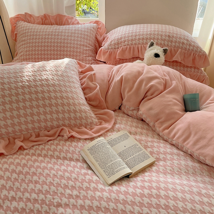 91家纺网 家纺一手货源 找家纺 轻奢坊 2025新款牛奶绒千鸟格烂花花边款四件套-场景一 樱花粉