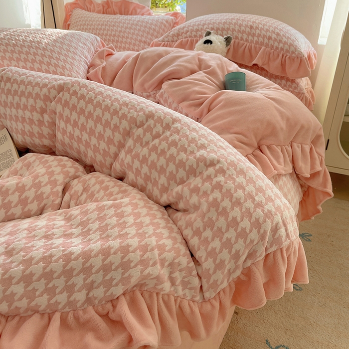 91家纺网 家纺一手货源 找家纺 轻奢坊 2025新款牛奶绒千鸟格烂花花边款四件套-场景一 樱花粉