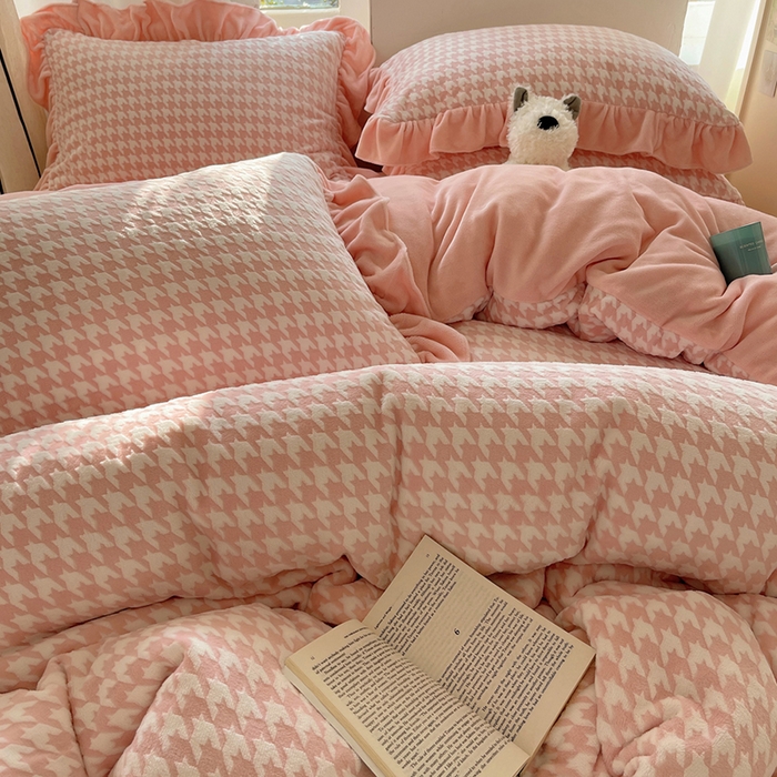 91家纺网 家纺一手货源 找家纺 轻奢坊 2025新款牛奶绒千鸟格烂花花边款四件套-场景一 樱花粉