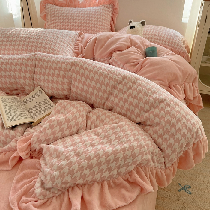 91家纺网 家纺一手货源 找家纺 轻奢坊 2025新款牛奶绒千鸟格烂花花边款四件套-场景一 樱花粉