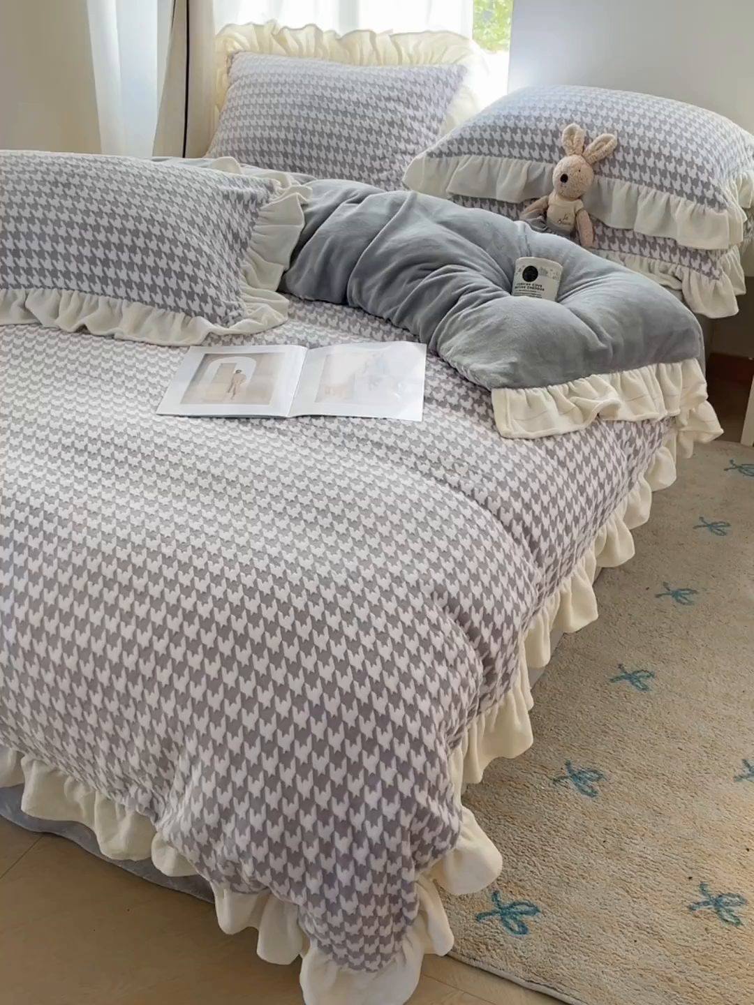 91家纺网 家纺一手货源 找家纺 轻奢坊 2025新款牛奶绒千鸟格烂花花边款四件套-场景一 奶酪灰