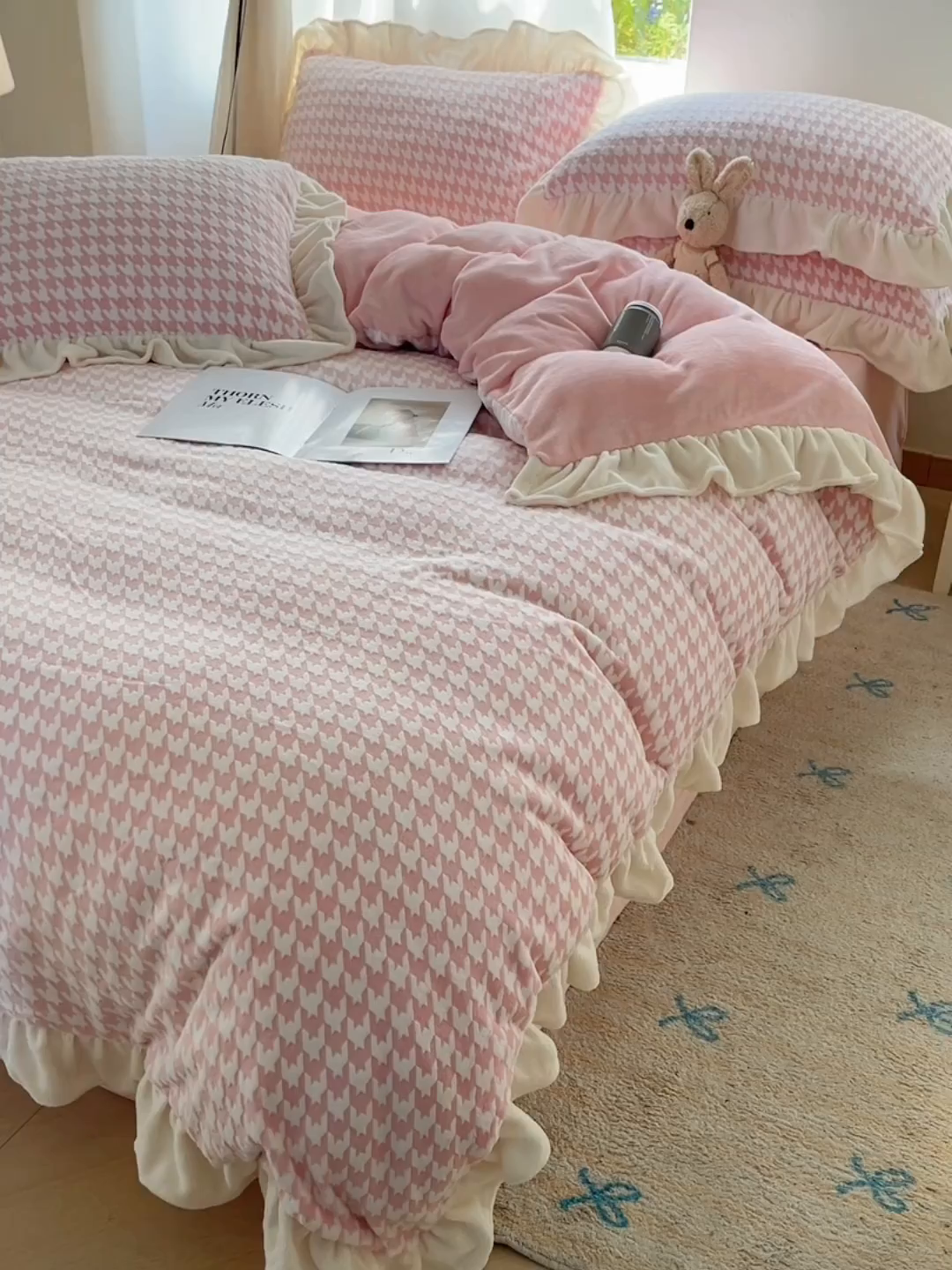 91家纺网 家纺一手货源 找家纺 轻奢坊 2025新款牛奶绒千鸟格烂花花边款四件套-场景一 奶酪粉