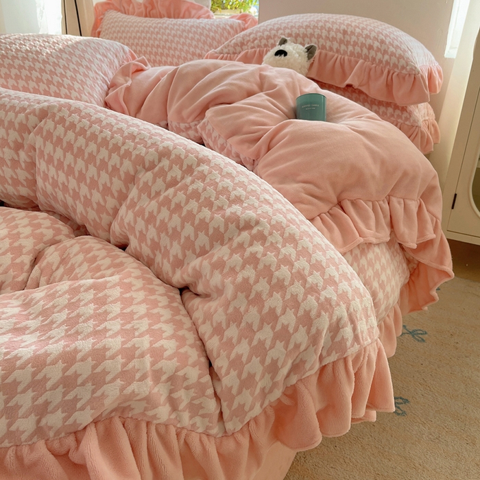 91家纺网 家纺一手货源 找家纺 轻奢坊 2025新款牛奶绒千鸟格烂花花边款四件套-场景一 樱花粉