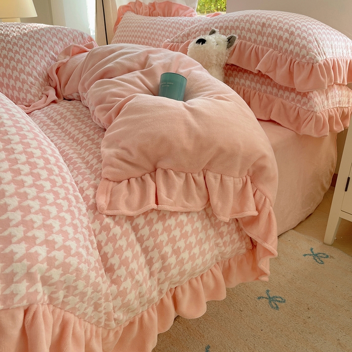 91家纺网 家纺一手货源 找家纺 轻奢坊 2025新款牛奶绒千鸟格烂花花边款四件套-场景一 樱花粉