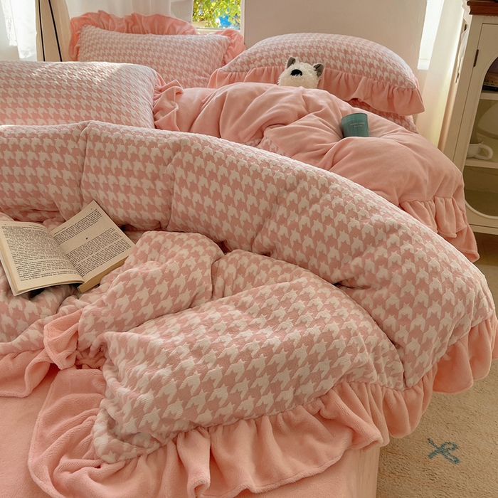 91家纺网 家纺一手货源 找家纺 轻奢坊 2025新款牛奶绒千鸟格烂花花边款四件套-场景一 樱花粉