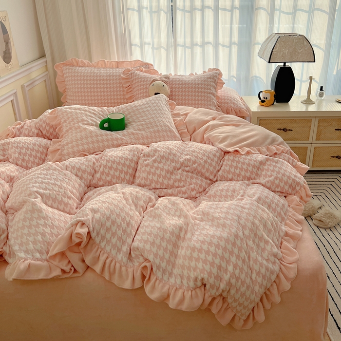 91家纺网 家纺一手货源 找家纺 轻奢坊 2025新款牛奶绒千鸟格烂花花边款四件套-场景一 花边千鸟格樱花粉数据图