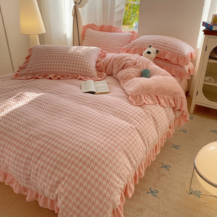 91家纺网 家纺一手货源 找家纺 轻奢坊 2025新款牛奶绒千鸟格烂花花边款四件套-场景一 樱花粉