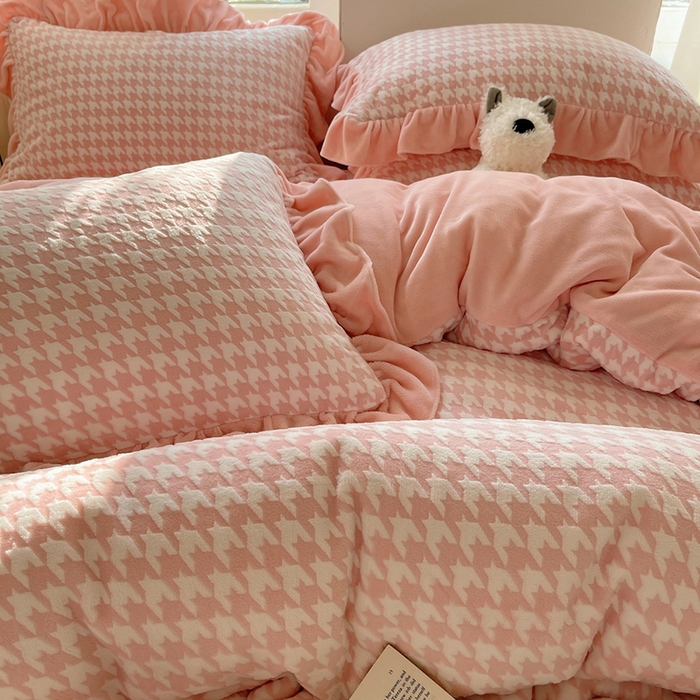 91家纺网 家纺一手货源 找家纺 轻奢坊 2025新款牛奶绒千鸟格烂花花边款四件套-场景一 樱花粉